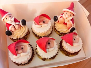 Cupcakes de Noel : aux épices et décorés avec des modelâtes en pâte à sucre