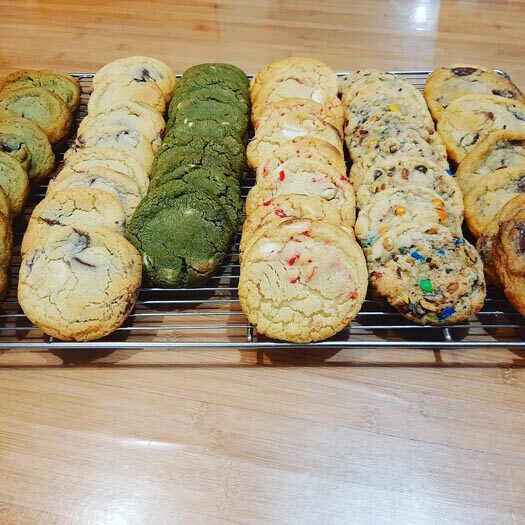 Cookies pistaches, chocolat, M&M's, pralines roses