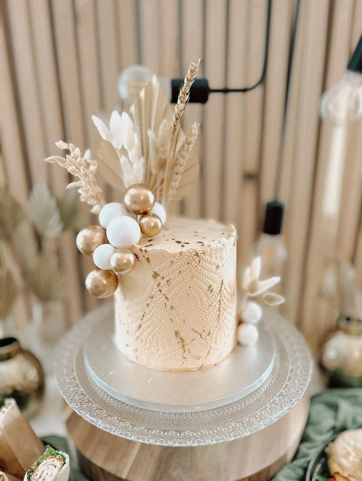 Cake design fleurs séchées pour anniversaire