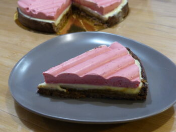 Tarte pistache/framboise : pâte pistache, praliné pistaches et bavaroise framboises