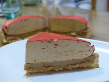 Tarte praliné : pâte noisette, crémeux praliné et bavaroise pralinée