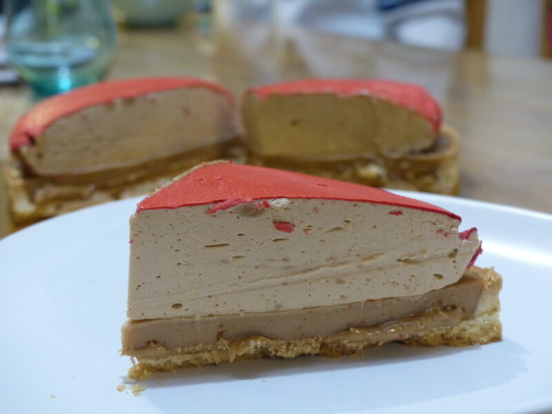 Tarte praliné : pâte noisette, crémeux praliné et bavaroise pralinée