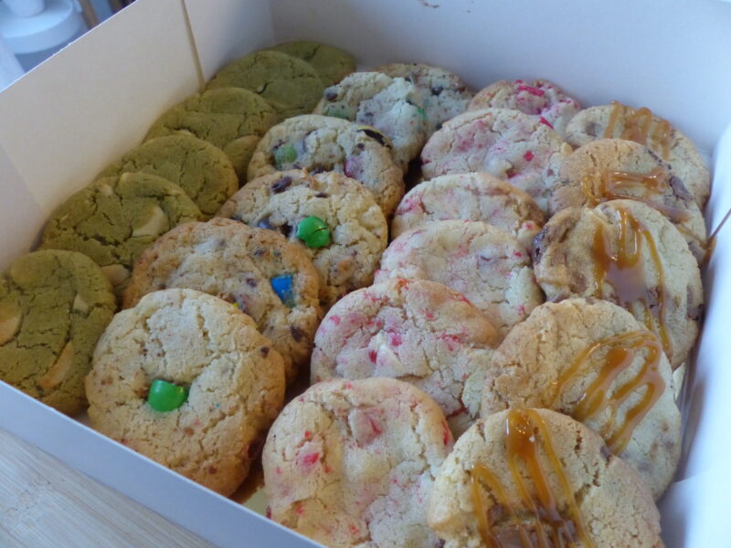 Box de cookies : pistaches, M&M's, pralines roses et caramel