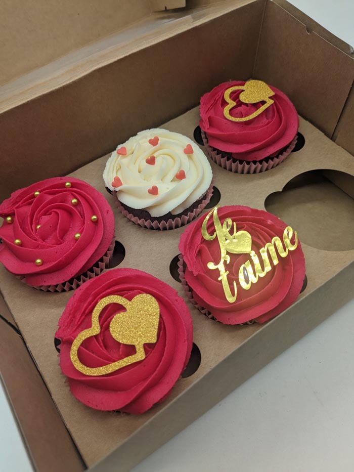 Cupcakes blancs et roses pour la Saint Valentin