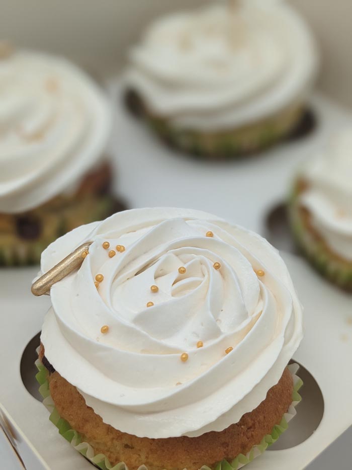 Cupcakes vanille coeur fraises, blancs et dorés