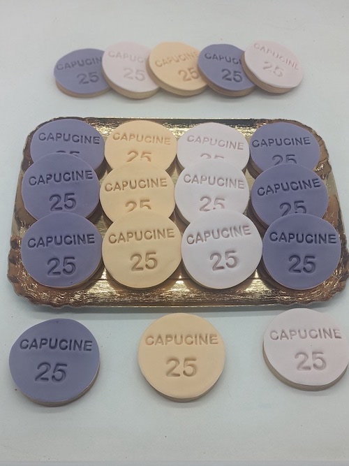 Biscuits personnalisés recouverts de pâte à sucre pour anniversaire