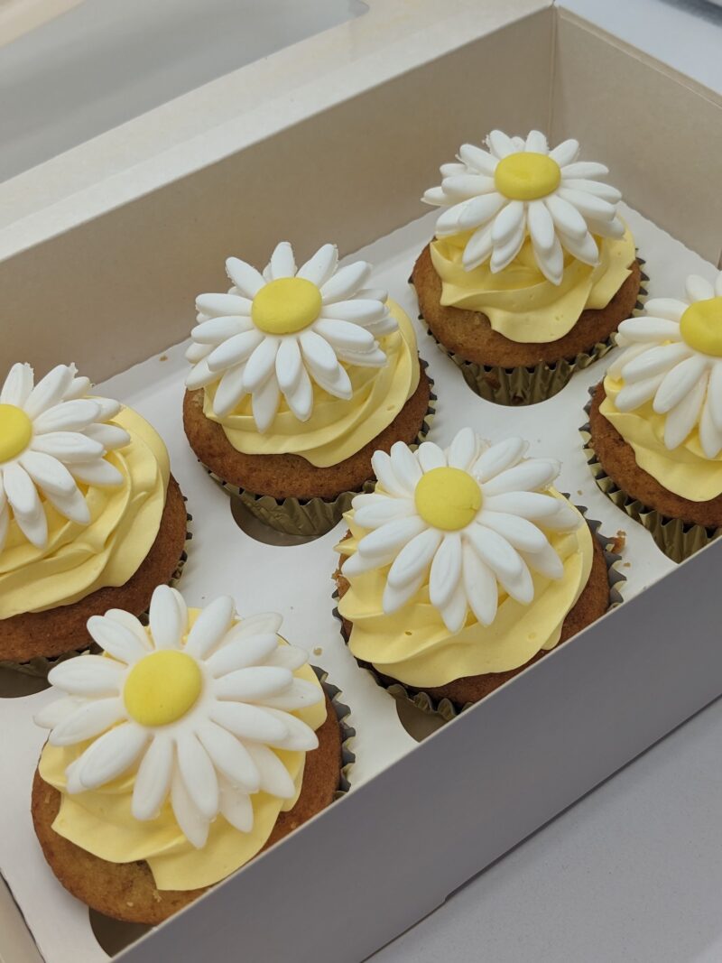 Cupcakes Marguerite jaune et banc baby shower