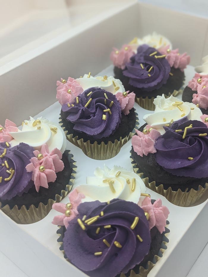 Cupcakes chocolat avec décoration violette, rose et blanche