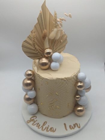 Cake design or, beige et blanc pour les un an de Giulia
