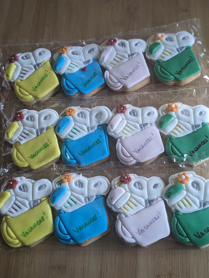 Biscuits personnalisés recouverts de pâte à sucre pour la fin de l'école