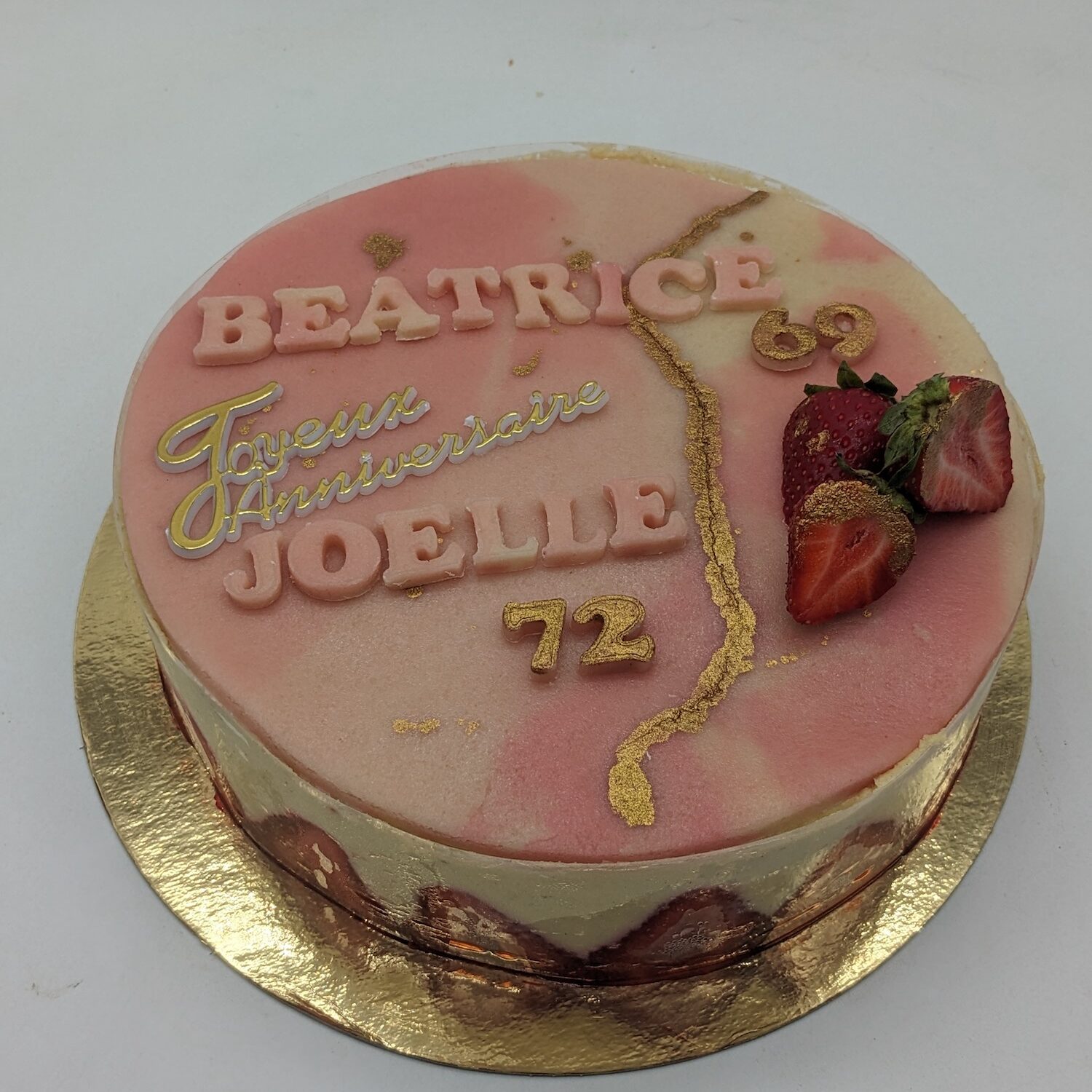 Fraisier pour anniversaire avec décoration pâte d'amande