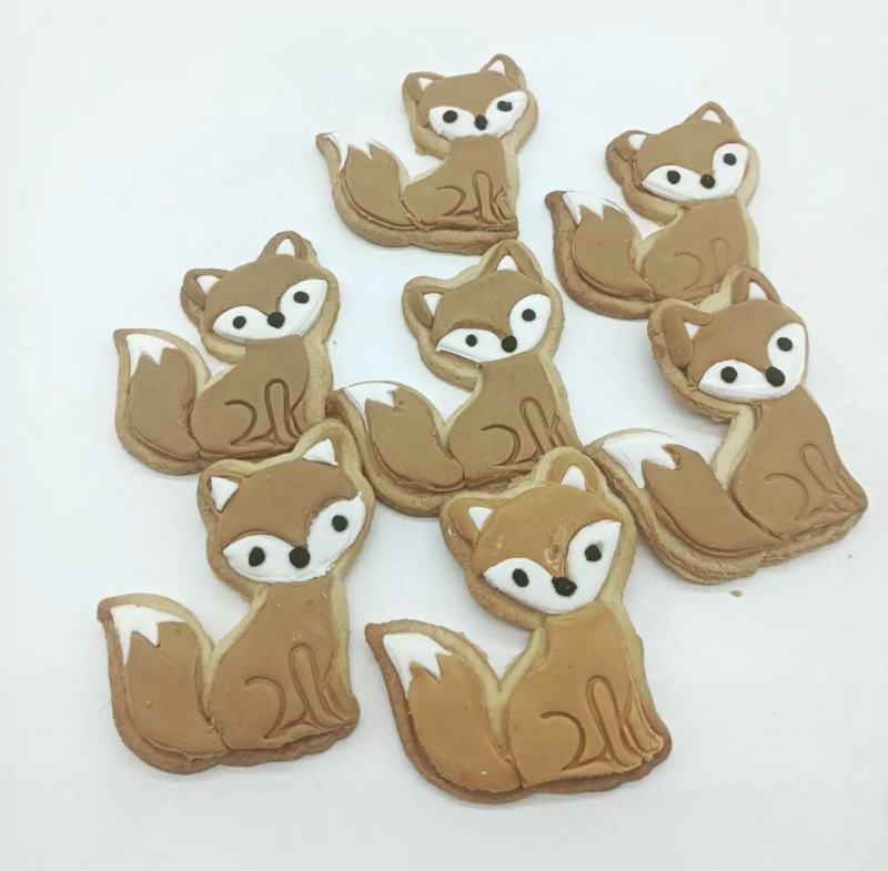 Biscuits personnalisés renard recouverts de pâte à sucre